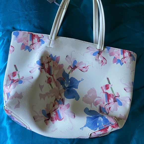 NWT Vince Camuto medium tote Dust Bag included - Picture 4 of 8